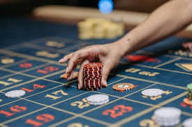 Pengguna membaca bonus lewat ponsel